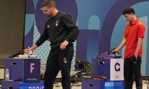 第3金!奥运射击男子10米气手枪 中国选手谢瑜逆转夺冠