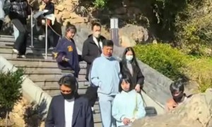 朱媛媛病逝5个月后辛柏青首露面 与女儿挽手同行神情庄重