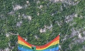 贵州花江峡谷大桥无绳蹦极原定明日开放已取消 工作人员称接到紧急通知,安全性还在评估